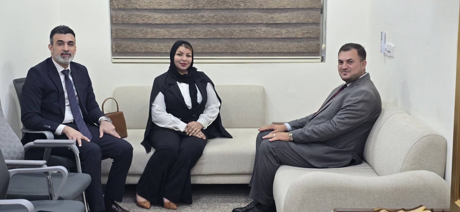 مدير دائرة العلاقات العامة يستقبل عدداً من الشخصيات الثقافية والأكاديمية في مؤسسة نبض الوطن