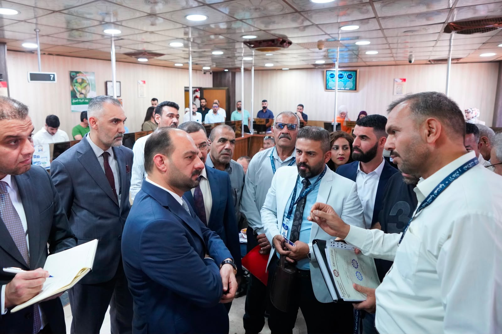 وزير الصناعة والمعادن يجري جولة في مديرية التنمية الصناعية ويلتقي عددا من المراجعين والموظفين